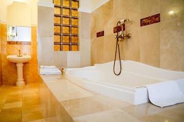 Фото номера Улучшенные апартаменты Отель Hotel Atena Wedding, Business &amp; Spa г. Цеханув 3
