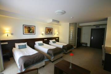 Фото номера Трехместный номер Отель Hotel Atena Wedding, Business &amp; Spa г. Цеханув 2