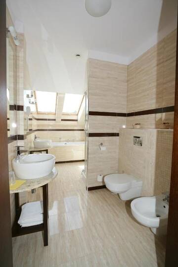 Фото номера Четырехместный номер Отель Hotel Atena Wedding, Business &amp; Spa г. Цеханув 4