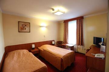Фото номера Двухместный номер с 2 отдельными кроватями Отель Hotel Korona г. Цеханув 3